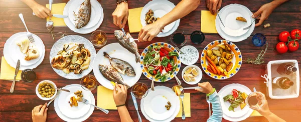 Μεγάλο Οικογενειακό Δείπνο Εξέλιξη Πάνω Όψη Κάθετη Εικόνα Στο Τραπέζι — Φωτογραφία Αρχείου