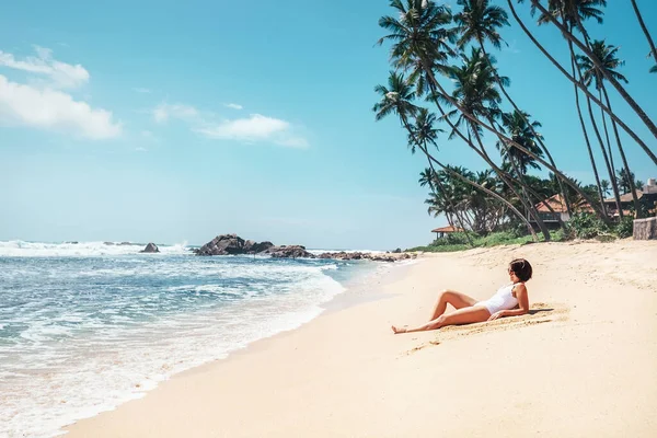 Donna Prende Sole Sulla Spiaggia Tropicale Paradiso Dell Isola — Foto Stock