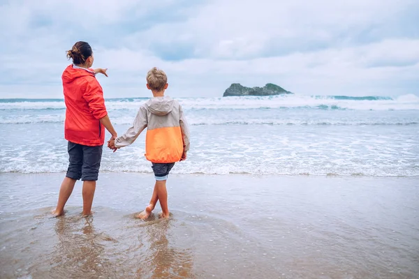 Mutter Und Sohn Spazieren Nach Regen Küste — Stockfoto
