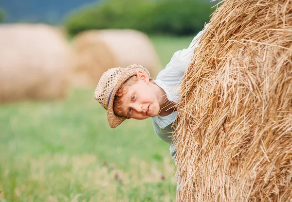 Niño Jugando Campo Con Rollos Heno — Foto de Stock