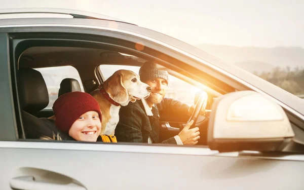 Padre Con Figlio Cane Beagle Che Viaggiano Insieme Auto Angolo — Foto Stock