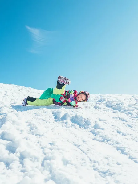 소녀는 언덕에서 미끄럼을 내려올 재미를 썰매에서 떨어지는 — 스톡 사진