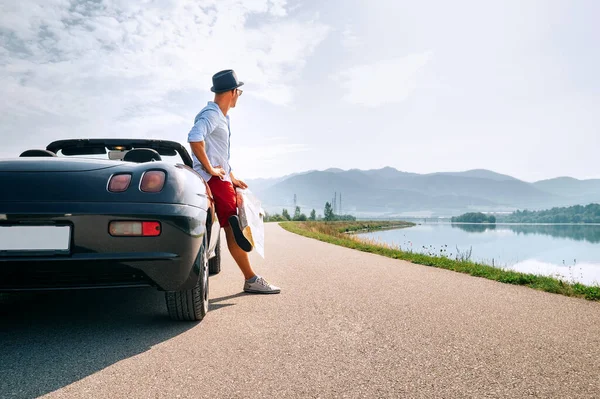 Cabriolet Arabasında Tek Başına Gezen Bir Adam Resimli Dağ Yolunda — Stok fotoğraf