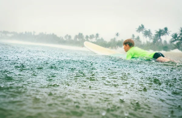 Garçon Première Étape Surfeur Apprendre Surfer Sous Pluie Tropicale — Photo