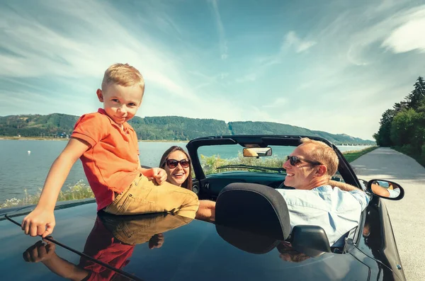 Famiglia Che Viaggia Auto Cabriolet — Foto Stock