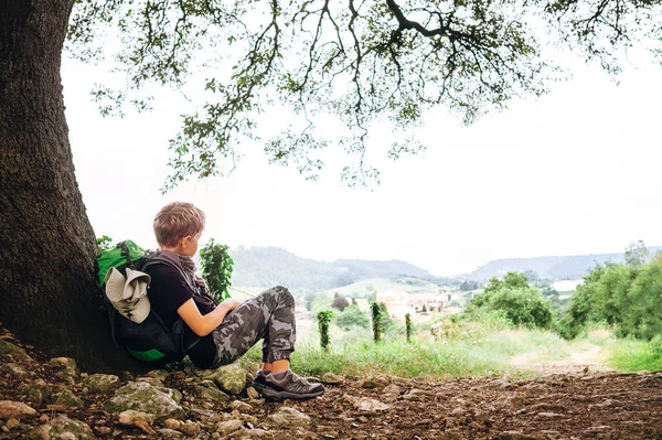 Pequeño Mochilero Viajero Descanso Bajo Árbol Camino Del Campo — Foto de Stock