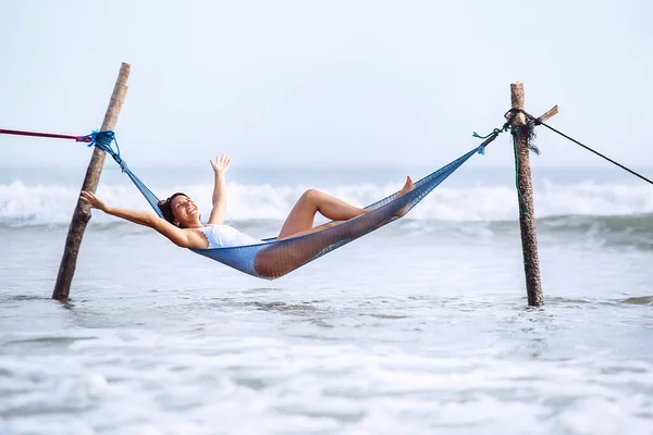 Feliz Sorrindo Mulher Encontra Balanço Rede Sobre Linha Surf Oceano — Fotografia de Stock