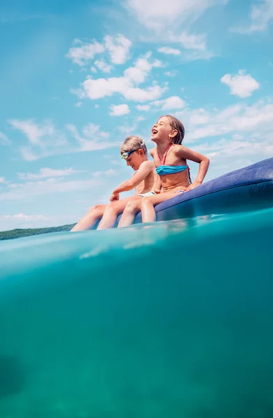 Sobre Mar Azul Profundo Dos Niños Divierten Nadar Colchón Inflable — Foto de Stock