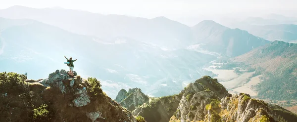 Bergwanderer Mit Rucksack Winzige Figur Steht Auf Berggipfel Mit Schönem — Stockfoto