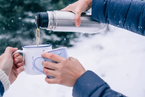 Ellerinde Çay Fincanları Karlı Kış Ormanlarında Termos Şişesi Olan Eller — Stok fotoğraf