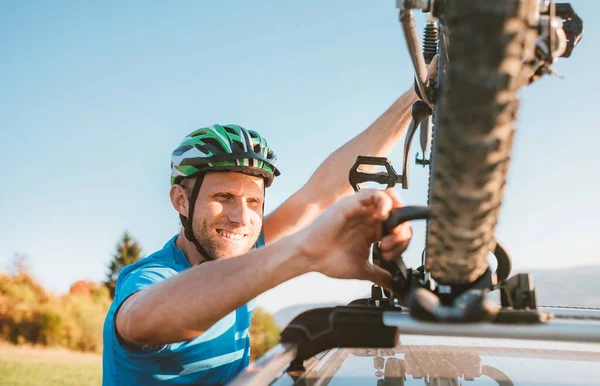 Mountainbiker Man Hålla Sin Cykel Biltaket — Stockfoto