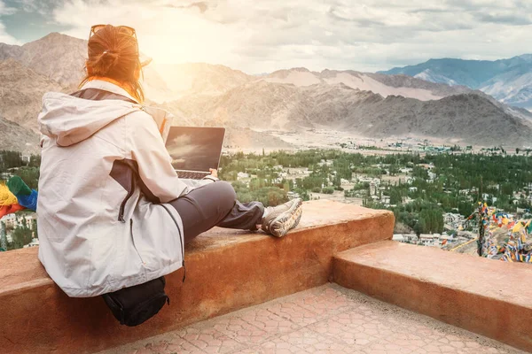 Reiziger Met Laptop Zit Top Uitkijkpunt Berg Vallei — Stockfoto