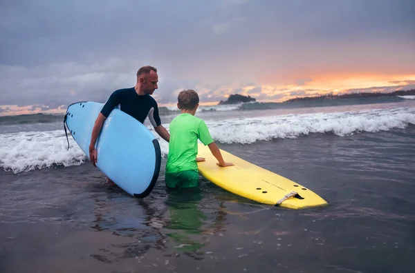 Pai Aprendendo Seu Filho Surfar Pôr Sol — Fotografia de Stock