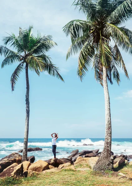 Zuidpunt Sri Lanka Eiland Dondra Kaap Vrouw Kijkt Palmbomen Kronen — Stockfoto