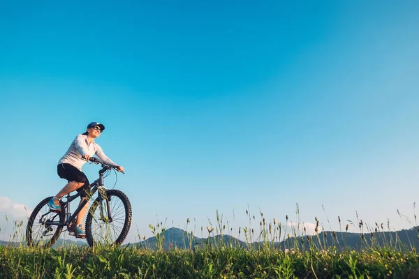 Frau Fährt Fahrrad Sommerliche Aktivität — Stockfoto