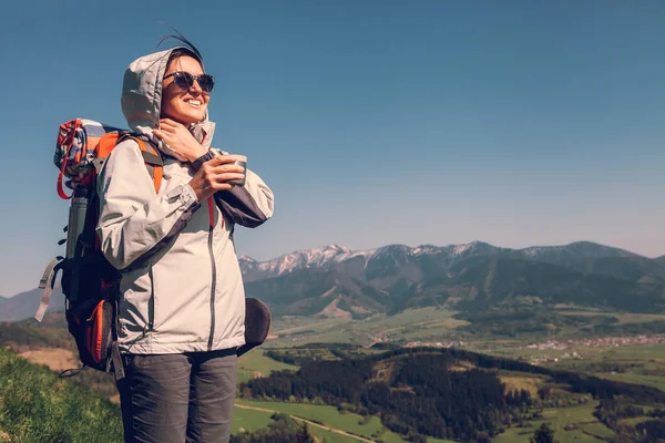 Backpacker Frau Auf Dem Gipfel Des Berges — Stockfoto