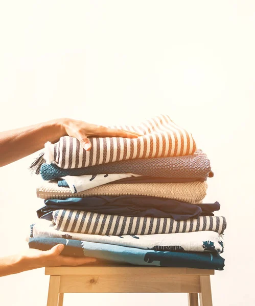 Mãos Mulher Tomar Pilha Roupa Azul Bege — Fotografia de Stock