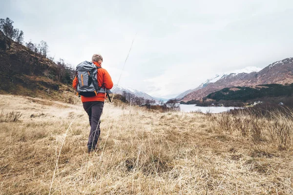 Backpacker Viaggiatore Passeggiate Tra Colline — Foto Stock