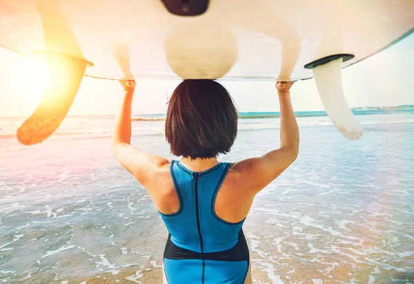 Vrouw Neemt Surfplank Hoofd Gaat Oceaan Golven — Stockfoto