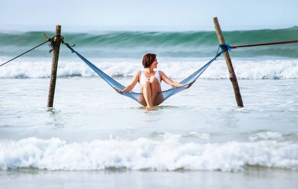 Frau Sitzt Hängematte Schaukel Über Meer Surf Line Insel Sommerurlaub — Stockfoto