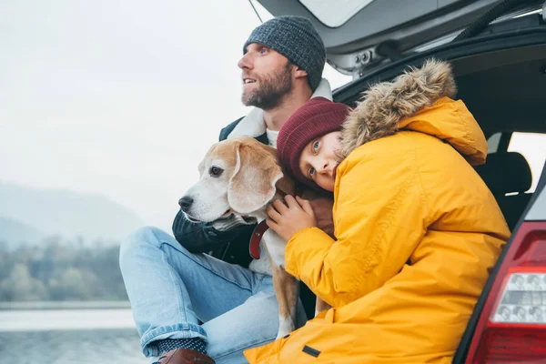 Vader Zoon Met Beagle Dog Samen Kofferbak Late Herfsttijd — Stockfoto