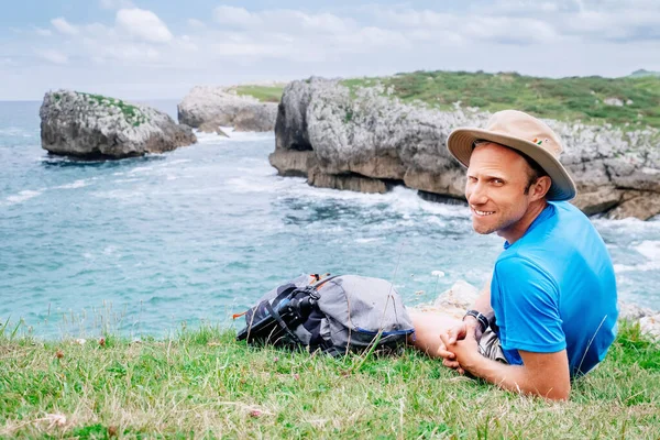 Hombre Mochilero Viajero Descansa Lado Rocoso Del Mar Mira Cámara — Foto de Stock