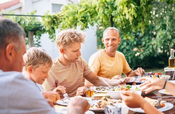 Familie Dineren Open Lucht Zomertuin — Stockfoto