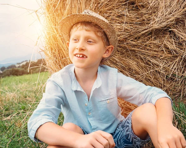 Ragazzo Siede Vicino Grande Pagliaio Sul Campo — Foto Stock