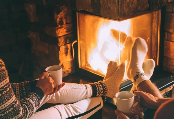 Pareja Amor Beber Cerca Chimenea Acogedor Ambiente Hogareño Navidad — Foto de Stock