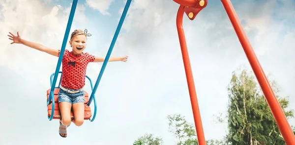 Niña Feliz Riéndose Balanceándose Columpio Parque Ciudad Verano — Foto de Stock