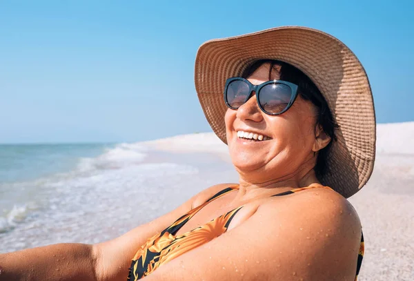 Mutlu Gülümseyen Yaşlı Kadın Güneş Gözlüklü Büyük Şapkalı Kadın Deniz — Stok fotoğraf
