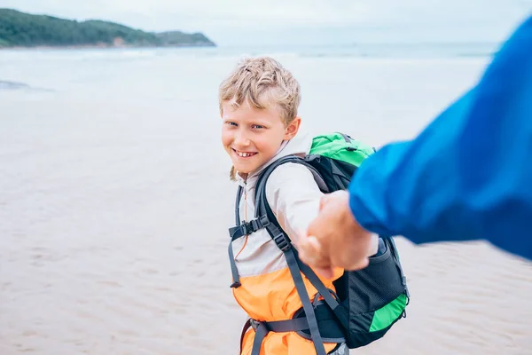 Backpacker Jongen Reiziger Neemt Zijn Vader Hand Oceaan Kust — Stockfoto