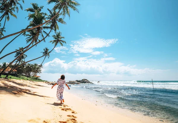 Mujer Vestido Largo Camina Playa Isla Tropical — Foto de Stock
