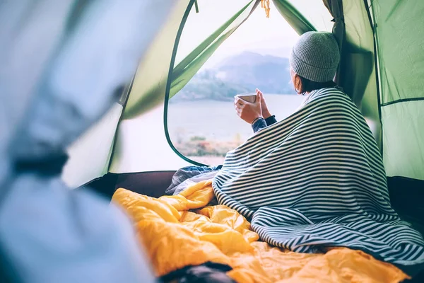 女性はキャンプ場のテントで熱いお茶を飲み 山の谷で秋の夜を楽しむ — ストック写真