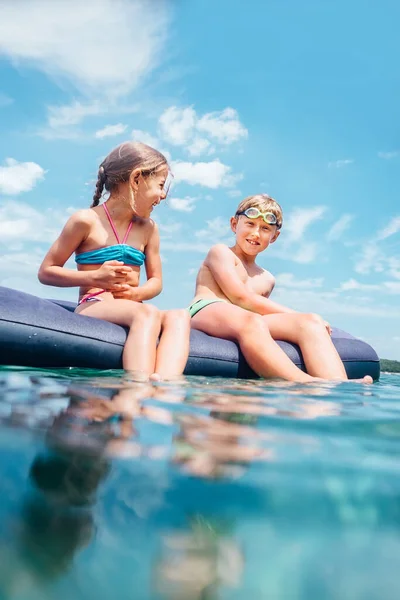 Bambini Sorridenti Felici Sorella Fratello Siedono Una Zattera Gonfiabile — Foto Stock