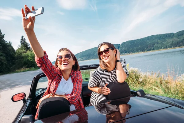 Twee Vrouwelijke Vrienden Nemen Een Selfie Foto Tijdens Hun Auto — Stockfoto