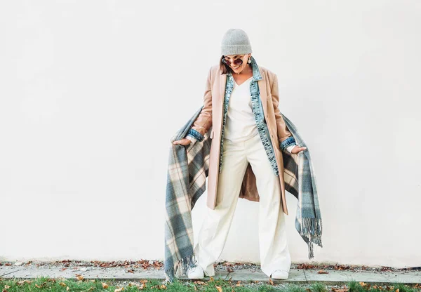 Mujer Vestida Con Traje Otoño Multicapa Abrigo Camello Chaqueta Vaquera — Foto de Stock