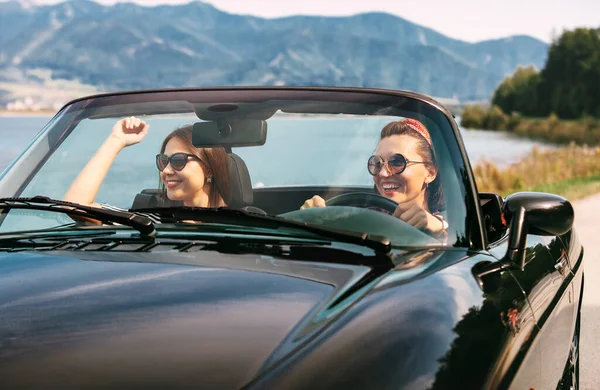 Two Female Friends Travel Cabriolet Car — Stock Photo, Image