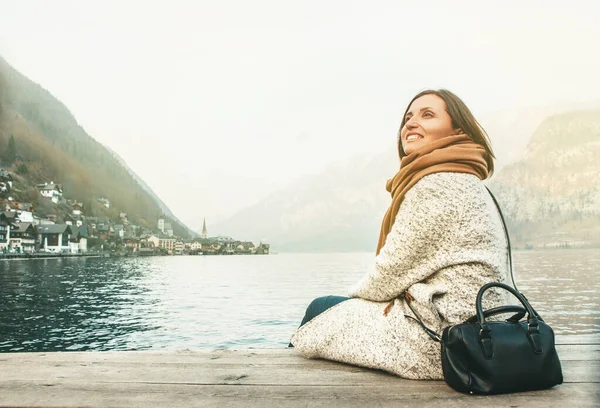 Turist Kadın Hallstatt Gölü Nün Yanında Oturuyor — Stok fotoğraf