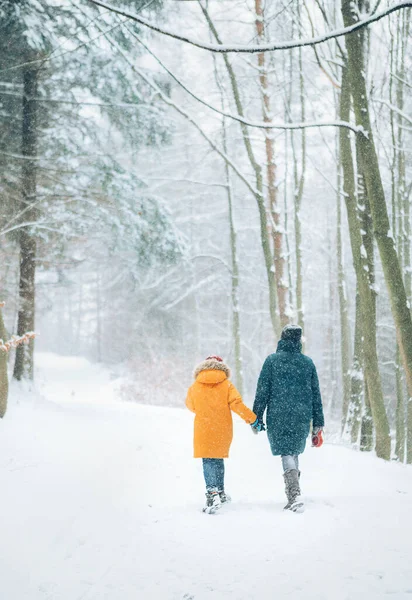 母亲和儿子在雪地的森林里散步 母子亲属概念形象 — 图库照片