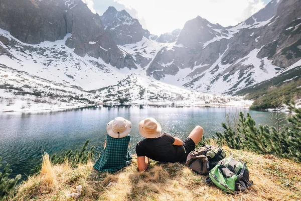 Otec Syn Backpackers Sedět Blízkosti Horského Jezera Vychutnat Horské Zasněžené — Stock fotografie