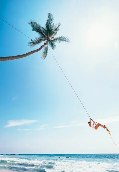 Femme Pendue Sur Palmier Tropical Balançant Sur Les Vagues Océan — Photo