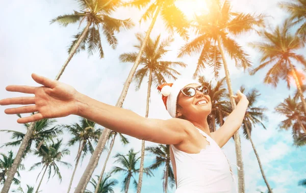 Gelukkig Glimlachende Vrouw Santa Hoed Verblijf Onder Palmbomen Kerstvakantie Tropisch — Stockfoto