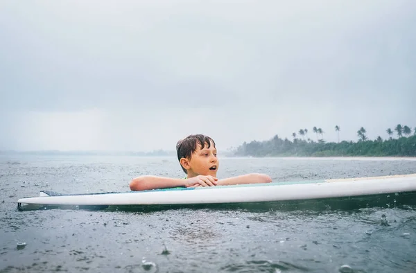 Menino Aprendendo Surfar Sob Chuva Tropical — Fotografia de Stock