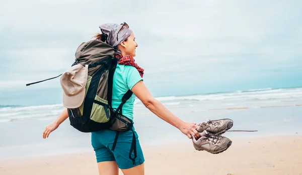 Dziewczyna Backpacker Podróżnik Cieszy Się Świeżym Wiatrem Oceanu — Zdjęcie stockowe