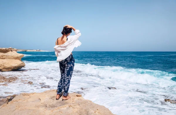 Mulher Roupas Leves Ficar Costa Mar Ventoso — Fotografia de Stock