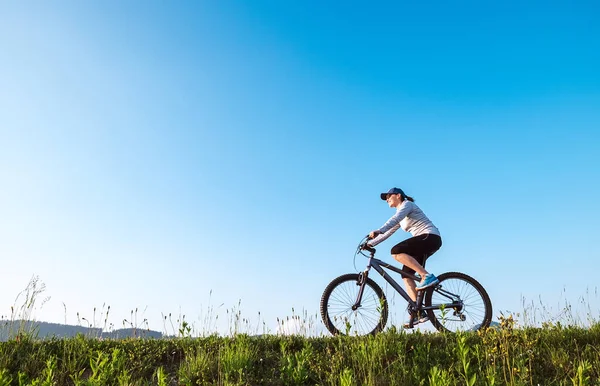 Frau Fährt Fahrrad — Stockfoto