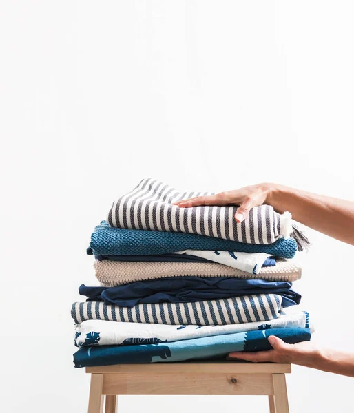Frauenhände Nehmen Stapel Blauer Und Beiger Wäsche — Stockfoto