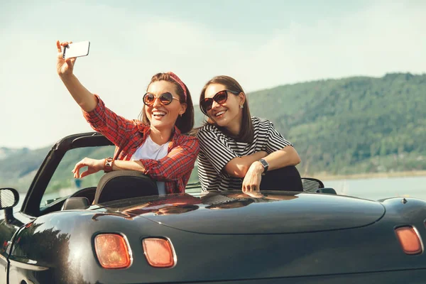 Zwei Freundinnen Machen Während Ihrer Sommerreise Ein Selfie Foto Cabrio — Stockfoto