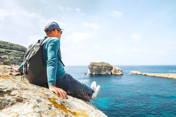 Backpacker Cestovatel Relaxovat Skalnatém Pobřeží Modré Laguny — Stock fotografie